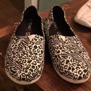 TOMS Women's Black and White Slip-On Shoes